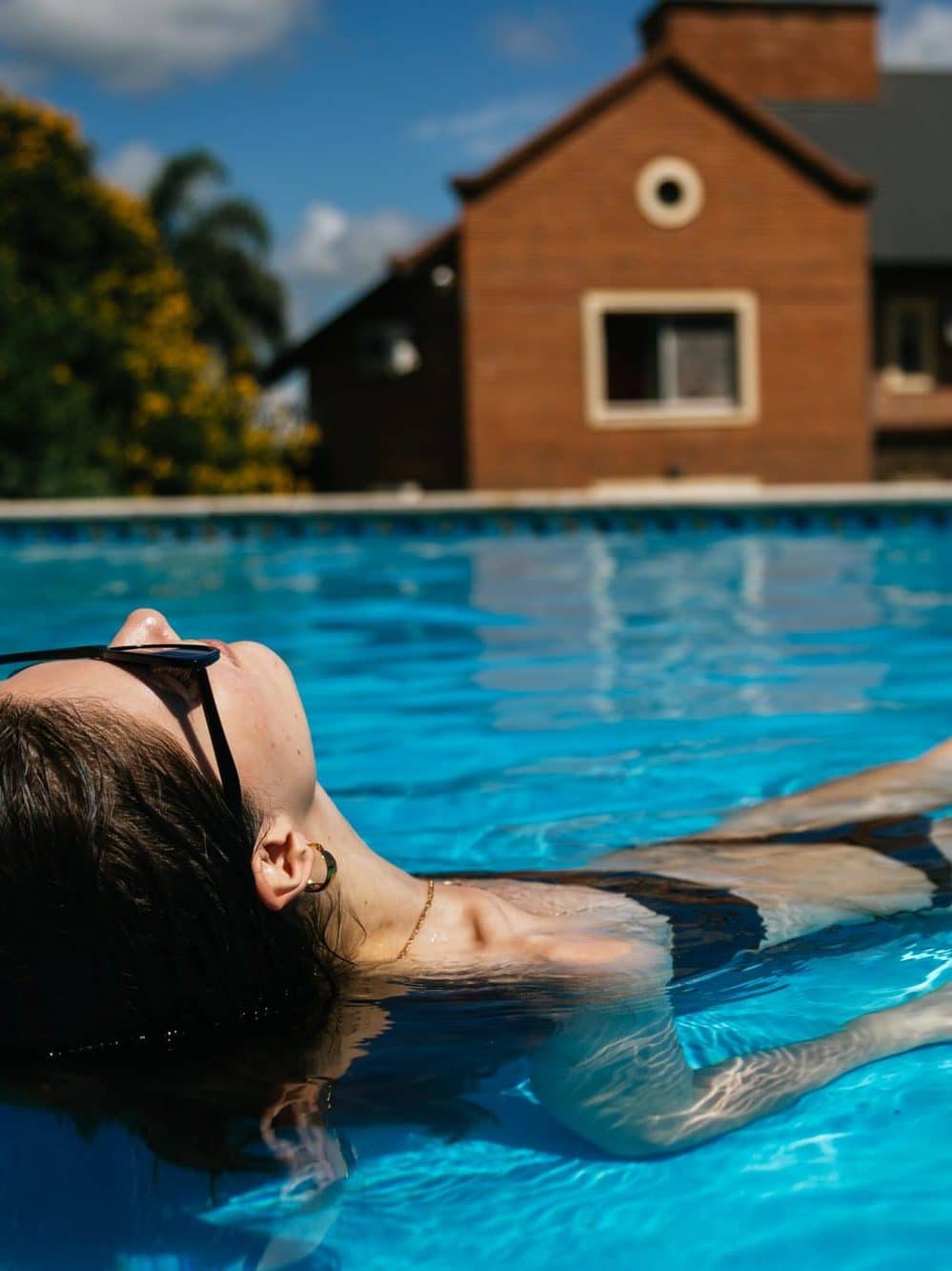 Frau im Pool